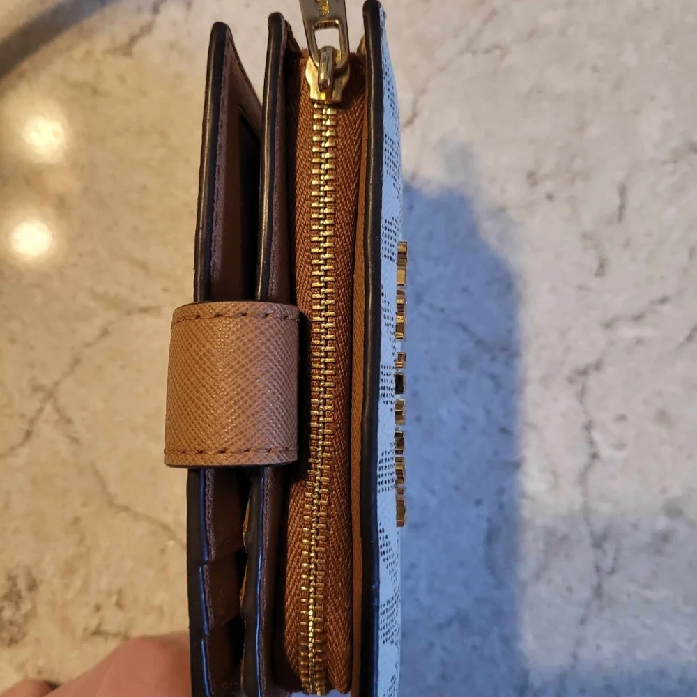 $75EMT Michael Kors vanilla bifold compact, signature logo wallet. EUC - Picture 7 of 13